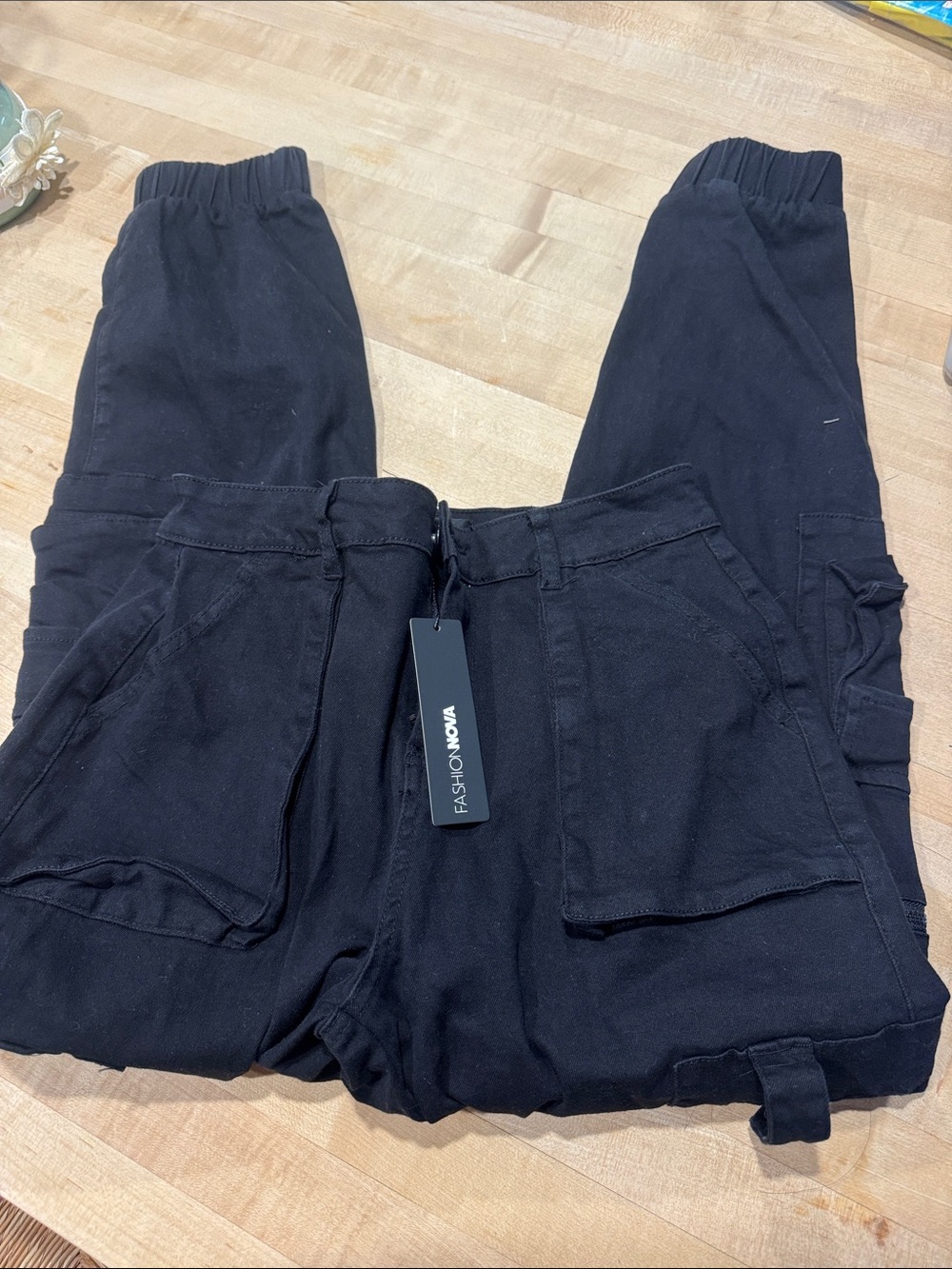 Fashion Nova women’s  Black Cargo Jogger Pants small